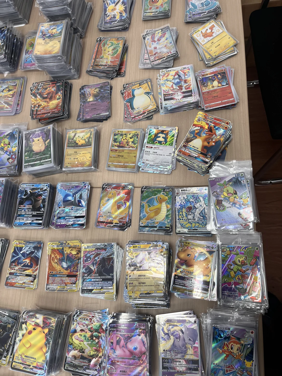 Originales Referenzfoto verschiedener chinesischer Pokémon-Karten in Schutzhüllen